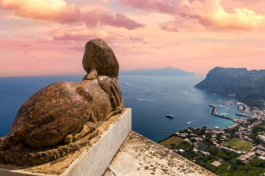 Capri adasının üzerindeki Sphinx heykelinden gökyüzü ve bulutlarla, Capri, İtalya