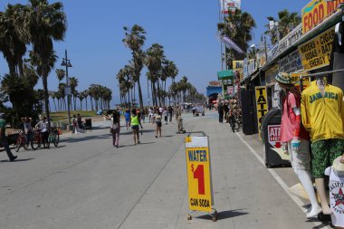Venedik Plajı, Birleşik Devletler - 14 Nisan 2015: Venedik sahil geçidi üzerindeki turist dükkanları, Los Angeles, Kaliforniya, Amerika Birleşik Devletleri