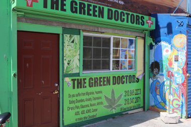 Venedik Plajı, Birleşik Devletler - 14 Nisan 2015: Venedik sahil geçidi üzerindeki turist dükkanları, Los Angeles, Kaliforniya, Amerika Birleşik Devletleri