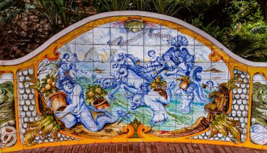 CAPRI ISLAND, ITALY, 10 Haziran 2015: Capri Adası, Ital, Capri 'de bir kamu bahçesinde seramik fresk