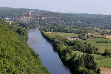 CASTELNAUD, FRANCE, 16 Temmuz 2015: Chateau de Castelnaud la chapelle 'in dış görünüşü ve görüşleri, 16 Temmuz 2015, Dordogne, Fransa