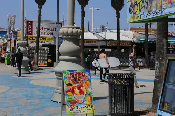 Venedik Plajı, Birleşik Devletler - 14 Nisan 2015: Venedik sahil geçidi üzerindeki turist dükkanları, Los Angeles, Kaliforniya, Amerika Birleşik Devletleri