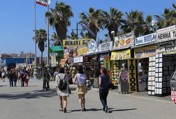 Venedik Plajı, Birleşik Devletler - 14 Nisan 2015: Venedik sahil geçidi üzerindeki turist dükkanları, Los Angeles, Kaliforniya, Amerika Birleşik Devletleri