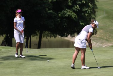 Bayan golfçü bir golf sahasında, Fourqueux, Fransa, Haziran 06, 2013