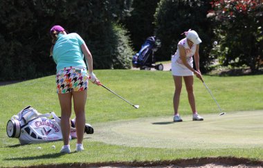 Bayan golfçü bir golf sahasında, Fourqueux, Fransa, Haziran 07, 2013