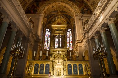 PARIS, FRANCE, 13 Kasım 2013: Fransa, Paris 'teki La Trinite kilisesinin mimari detayları