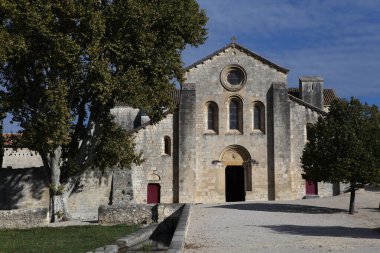 LA ROQUE ANTHERON, FRANCE, ECTOBER 12, 2013: Ortaçağ Silvacane Manastırı mimarisi, Fransa 'nın Provence şehrinde 13. yüzyılda inşa edildi.