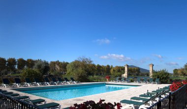 Pont Royal, Luberon, Provence, Fransa 'da yüzme havuzu