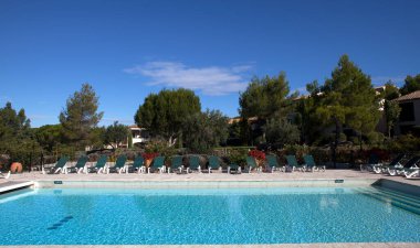 Pont Royal, Luberon, Provence, Fransa 'da yüzme havuzu