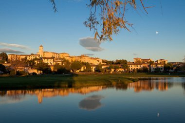 Günbatımında Pont Royal Köyü, Vaucluse, Provence, Fransa