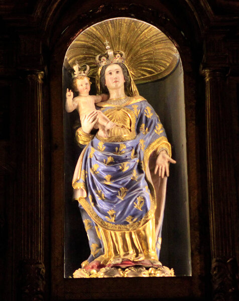 НИЦЕ, ФРАНЦИЯ, 28 апреля 2013 года: архитектурные детали интерьера церкви Нотр-Дам-де-Ассомпшн в Ницце, Франция