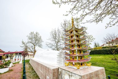 NOYANT D 'ALLIER, FRANSA 11 Nisan 2023: Vietnamlı Budist pagoda bahçesindeki dış mekan ve heykeller
