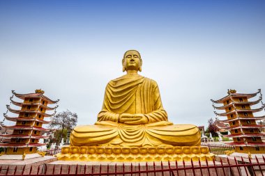 NOYANT D 'ALLIER, FRANSA 11 Nisan 2023: Vietnamlı Budist pagoda bahçesindeki dış mekan ve heykeller