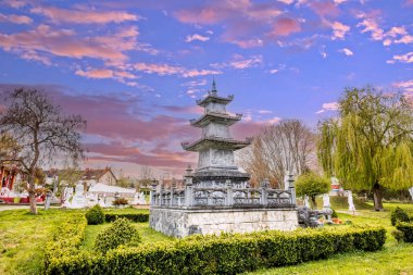 NOYANT D 'ALLIER, FRANSA 11 Nisan 2023: Vietnamlı Budist pagoda bahçesindeki dış mekan ve heykeller