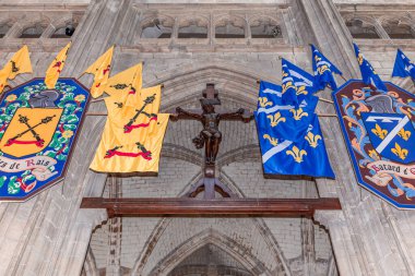 ORLEANS, FRANCE, 20 Nisan 2023: Kutsal haçın Katedral Bazilikasının iç mimari ve mimari dekorları