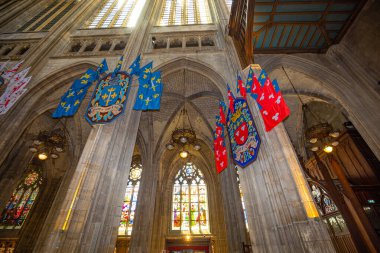 ORLEANS, FRANCE, 20 Nisan 2023: Kutsal haçın Katedral Bazilikasının iç mimari ve mimari dekorları