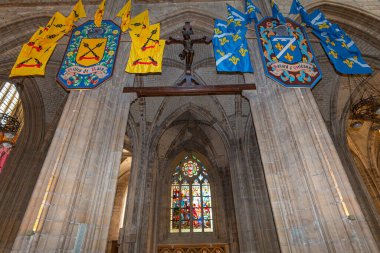 ORLEANS, FRANCE, 20 Nisan 2023: Kutsal haçın Katedral Bazilikasının iç mimari ve mimari dekorları