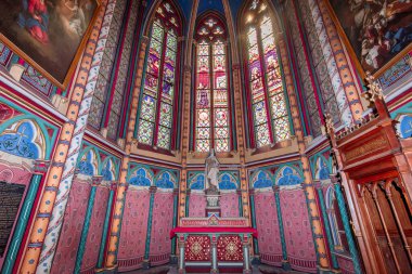 ORLEANS, FRANCE, 20 Nisan 2023: Kutsal haçın Katedral Bazilikasının iç mimari ve mimari dekorları