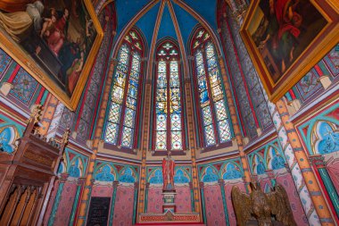ORLEANS, FRANCE, 20 Nisan 2023: Kutsal haçın Katedral Bazilikasının iç mimari ve mimari dekorları