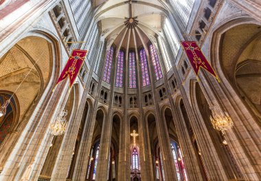 ORLEANS, FRANCE, 20 Nisan 2023: Kutsal haçın Katedral Bazilikasının iç mimari ve mimari dekorları