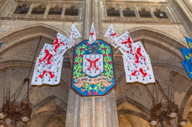 ORLEANS, FRANCE, 20 Nisan 2023: Kutsal haçın Katedral Bazilikasının iç mimari ve mimari dekorları