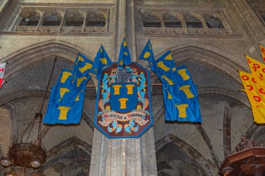 ORLEANS, FRANCE, 20 Nisan 2023: Kutsal haçın Katedral Bazilikasının iç mimari ve mimari dekorları