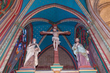 ORLEANS, FRANCE, 20 Nisan 2023: Kutsal haçın Katedral Bazilikasının iç mimari ve mimari dekorları