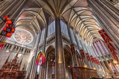 ORLEANS, FRANCE, 20 Nisan 2023: Kutsal haçın Katedral Bazilikasının iç mimari ve mimari dekorları
