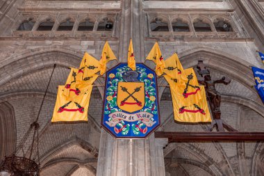 ORLEANS, FRANCE, 20 Nisan 2023: Kutsal haçın Katedral Bazilikasının iç mimari ve mimari dekorları