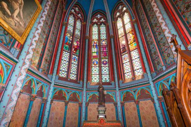 ORLEANS, FRANCE, 20 Nisan 2023: Kutsal haçın Katedral Bazilikasının iç mimari ve mimari dekorları