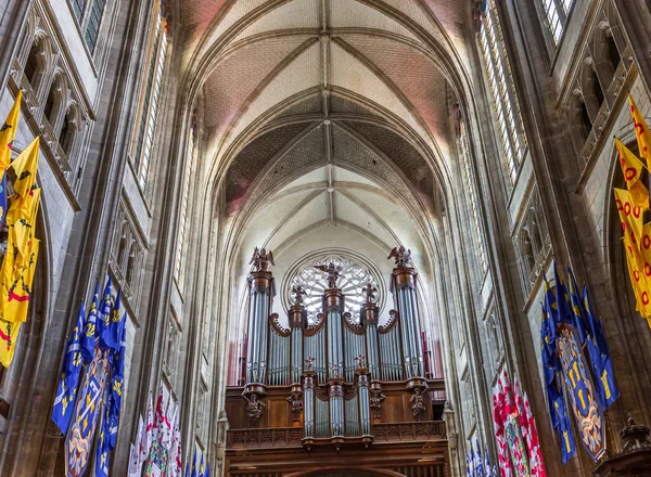 ORLEANS, FRANCE, 20 Nisan 2023: Kutsal haçın Katedral Bazilikasının iç mimari ve mimari dekorları