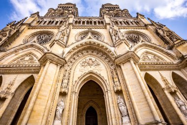ORLEANS, FRANCE, 17 Nisan 2023: Kutsal haçın Katedral Bazilikası 'nın dış ve mimari dekorları