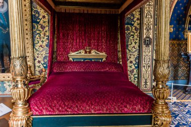 BLOIS, FRANCE, HAZİRAN 18 Nisan 2023: Blois, Loire Vadisi kraliyet kalesinde iç mekan ve mimari süslemeler