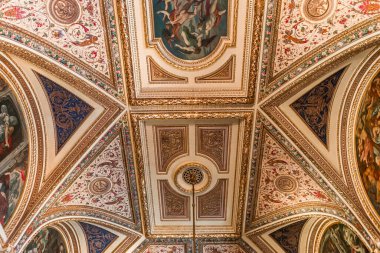 Vienna, AUSTRIA, 25 Mayıs 2023: Viyana devlet operasının iç mekan, freskler ve mimari ayrıntıları.