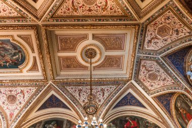 Vienna, AUSTRIA, 25 Mayıs 2023: Viyana devlet operasının iç mekan, freskler ve mimari ayrıntıları.