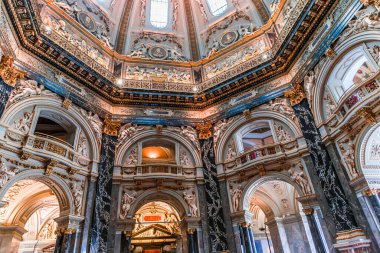 VIENNA, AUSTRIA, 24 Mayıs 2023: Viyana Kunstart Güzel Sanatlar Müzesi 'nin içerisi, freskleri ve mimari detayları