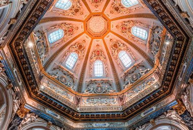 VIENNA, AUSTRIA, 24 Mayıs 2023: Viyana Kunstart Güzel Sanatlar Müzesi 'nin içerisi, freskleri ve mimari detayları