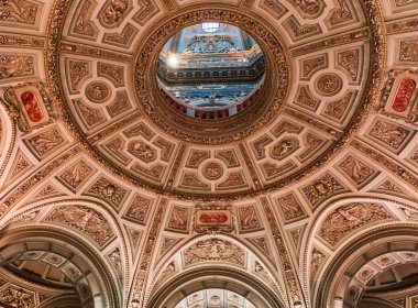 VIENNA, AUSTRIA, 24 Mayıs 2023: Viyana Kunstart Güzel Sanatlar Müzesi 'nin içerisi, freskleri ve mimari detayları