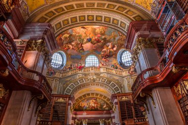 Viyana, AUSTRIA, 24 Mayıs 2023: Viyana Ulusal Kütüphanesi 'nin iç mekanları, freskleri ve mimari detayları