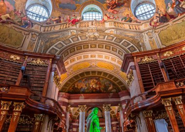Viyana, AUSTRIA, 24 Mayıs 2023: Viyana Ulusal Kütüphanesi 'nin iç mekanları, freskleri ve mimari detayları