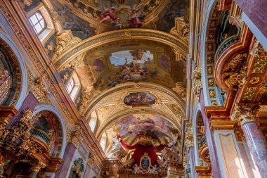 Vienna, AUSTRIA, 25 Mayıs 2023: Cizvit Kilisesi 'nin iç mekanları, freskleri ve mimari detayları