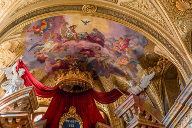 Vienna, AUSTRIA, 25 Mayıs 2023: Cizvit Kilisesi 'nin iç mekanları, freskleri ve mimari detayları