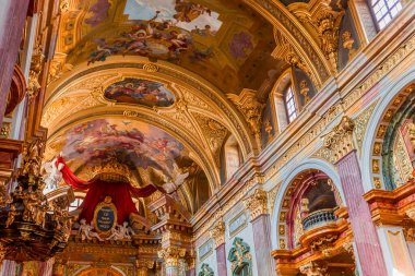 Vienna, AUSTRIA, 25 Mayıs 2023: Cizvit Kilisesi 'nin iç mekanları, freskleri ve mimari detayları
