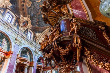 Vienna, AUSTRIA, 25 Mayıs 2023: Cizvit Kilisesi 'nin iç mekanları, freskleri ve mimari detayları