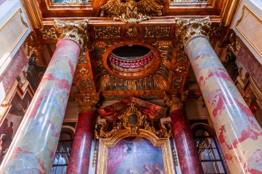 Vienna, AUSTRIA, 25 Mayıs 2023: Cizvit Kilisesi 'nin iç mekanları, freskleri ve mimari detayları