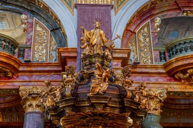 Vienna, AUSTRIA, 25 Mayıs 2023: Cizvit Kilisesi 'nin iç mekanları, freskleri ve mimari detayları