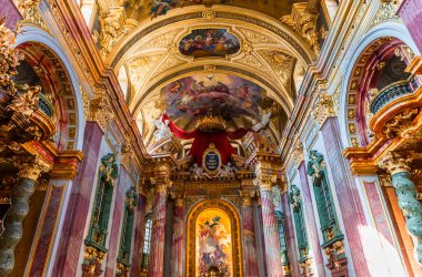 Vienna, AUSTRIA, 25 Mayıs 2023: Cizvit Kilisesi 'nin iç mekanları, freskleri ve mimari detayları