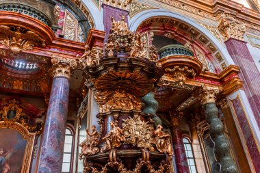 Vienna, AUSTRIA, 25 Mayıs 2023: Cizvit Kilisesi 'nin iç mekanları, freskleri ve mimari detayları