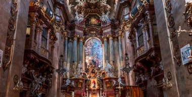 Vienna, AUSTRIA, 25 Mayıs 2023: Peterskirche Kilisesi 'nin iç mekanları, freskleri ve mimari detayları