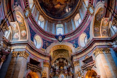 Vienna, AUSTRIA, 25 Mayıs 2023: Peterskirche Kilisesi 'nin iç mekanları, freskleri ve mimari detayları